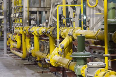 Газопровод из желтых труб с датчиками управления