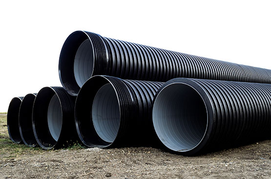 Черные канализационные трубы на строительной площадке