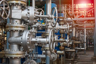 Газопроводный узел на промышленном объекте