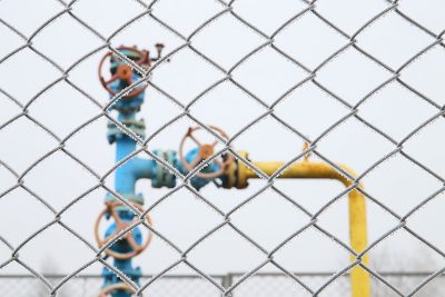 Оборудование газовой магистрали за сеткой