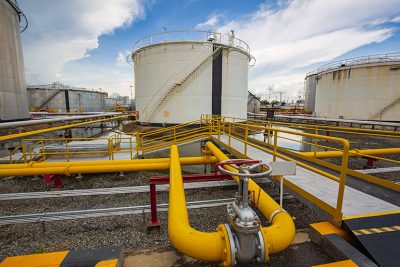 Трубная магистраль для перекачки нефти и газа.